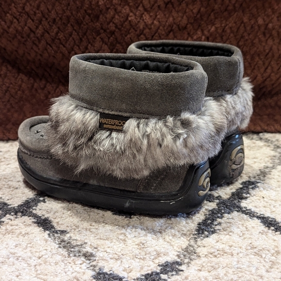 Manitobah Mukluks Waterproof Snowy Owlet, Size 8 - Picture 2 of 9
